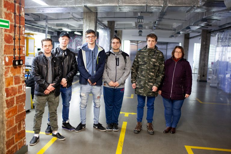 Grupa uczestników projektu ”Pierwszy Krok w IT”.
